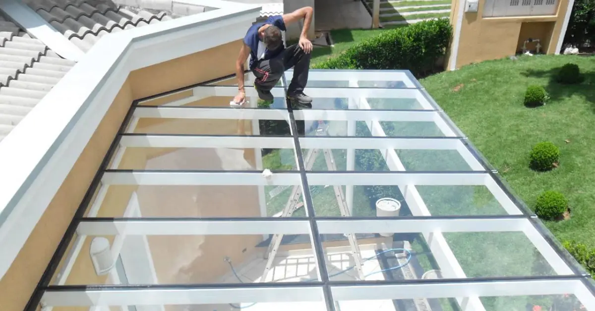 Coberturas de Vidro para Áreas Externas: Transforme Seu Espaço com Conforto, Estilo e Proteção!